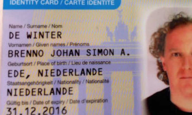 Met een fake id-kaart kom je gewoon overal binnen - Bright