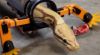 Uitvinder laat slang lopen met robotpoten