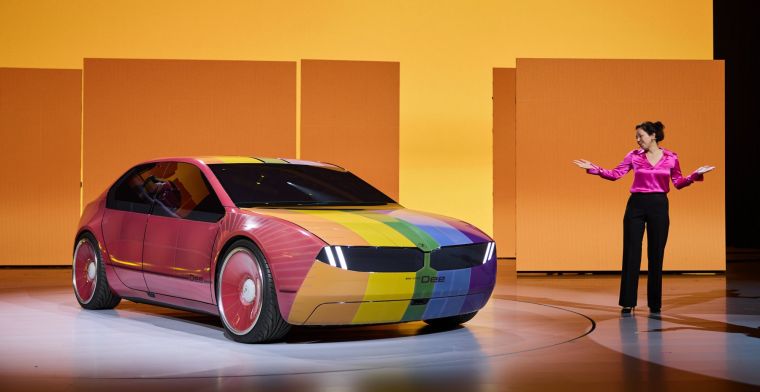 Deze BMW-auto verandert van kleur waar je bij staat