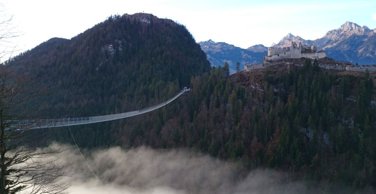 Tip tijdens wintersport: deze hangbrug boven Tirol