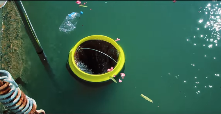 Drijvende prullenbak slurpt plasticsoep in de haven