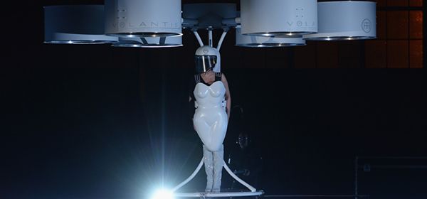 Lady Gaga stijgt op in haar nieuwe jurk