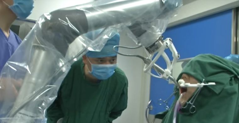 Chinese robottandarts kan implantaten aanbrengen
