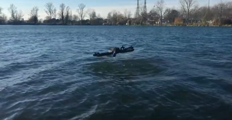 Video: drijvende drone stijgt op uit het water
