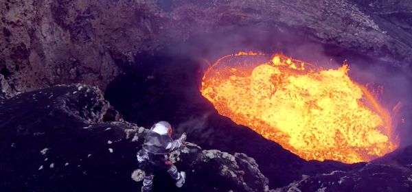 Video: met drones een vulkaan in