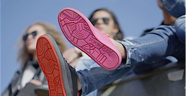 Sneakers met zolen van kauwgom van de straat