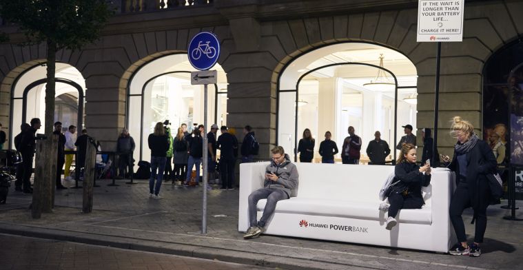 Huawei plaatst 'powerbank' voor Amsterdamse Apple Store