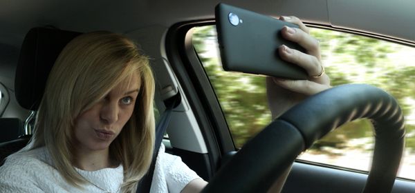 'Selfierijdend': kwart jonge bestuurders maakt selfies