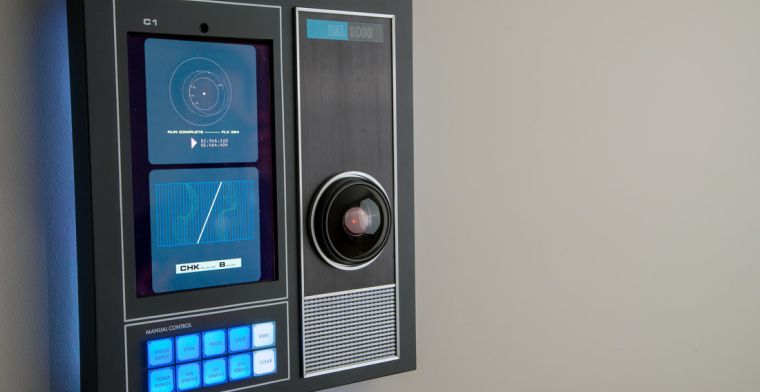 Replica van HAL 9000 reageert op spraakopdrachten