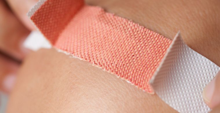 Pleister verkleurt bij infectie en behandelt wond