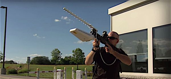 Dit geweer haalt drones uit de lucht met radiogolven