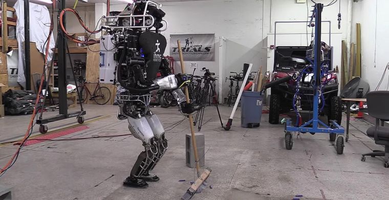 Mensachtige Google-robot kan ook vegen en stofzuigen