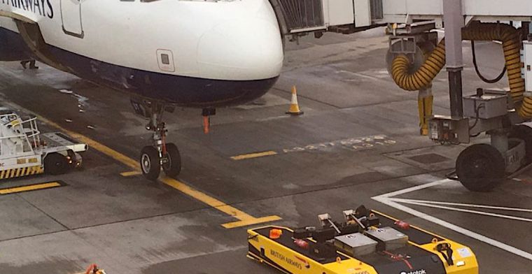 Vliegtuigen met op afstand bestuurbare trucks geparkeerd