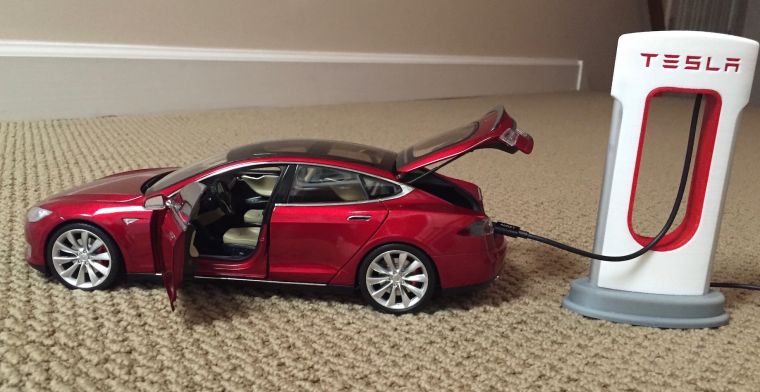 3D-geprinte Tesla Supercharger voor je telefoon