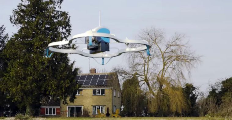 Amazon-drone levert eerste pakketje af