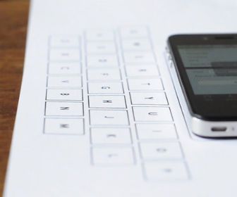 Virtueel iPhone-toetsenbord werkt op aanrecht en bureau