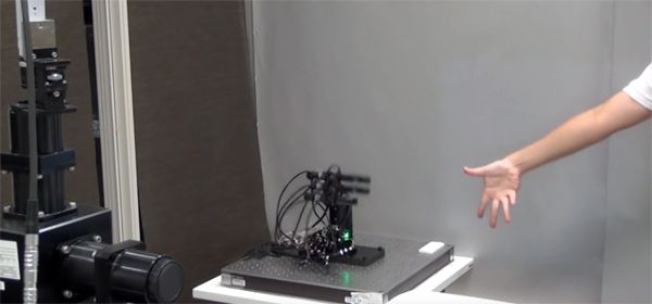 Video: Deze robot verliest nooit met Rock Paper Scissors