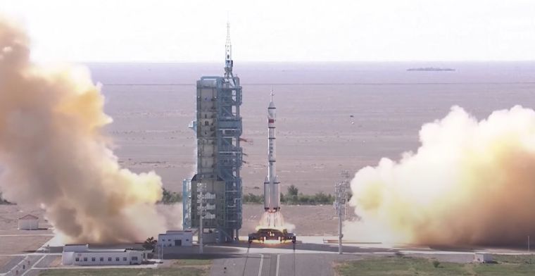 China lanceert voor het eerst bemanning naar eigen ruimtestation