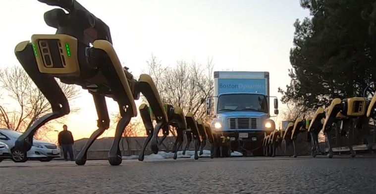 Robots Boston Dynamics trekken vrachtwagen voort