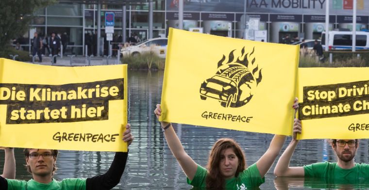 Klimaatprotest bij Duitse autobeurs: 'Benzineauto snel verbieden'