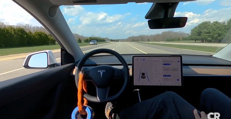 Tesla bekijkt bestuurder voortaan met camera bij gebruik Autopilot
