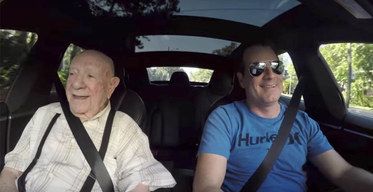 Video van de dag: Opa rijdt mee in een Tesla