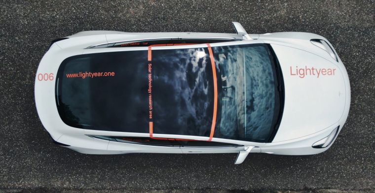 Nederlandse startup test zonnedak in Tesla Model 3