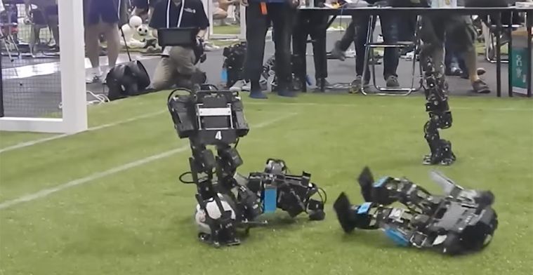 Video: nog veel hilarisch geklungel op WK Robotvoetbal