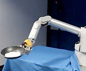 Robotarm leert pannenkoeken omdraaien