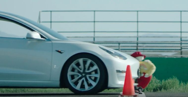 Tesla eist dat video van aanrijden kinderpoppen offline gaat