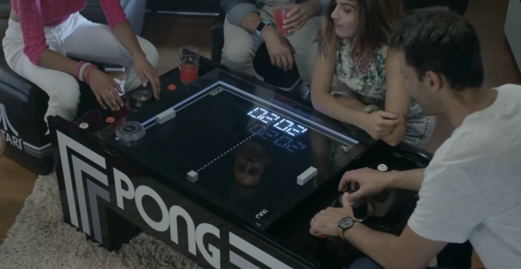 Op deze koffietafel speel je Pong in het echt
