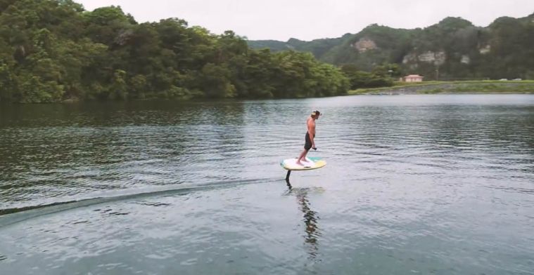 Zweef over het water met dit elektrische surfboard