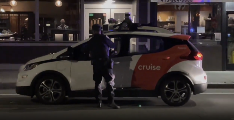 Politie wil boete uitdelen maar het blijkt een lege zelfrijdende auto