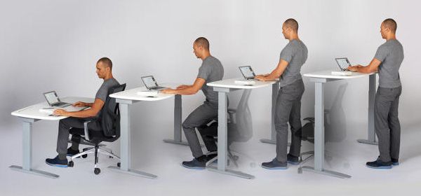 Dit bureau 'dwingt' te staan als je te lang zittend werkt