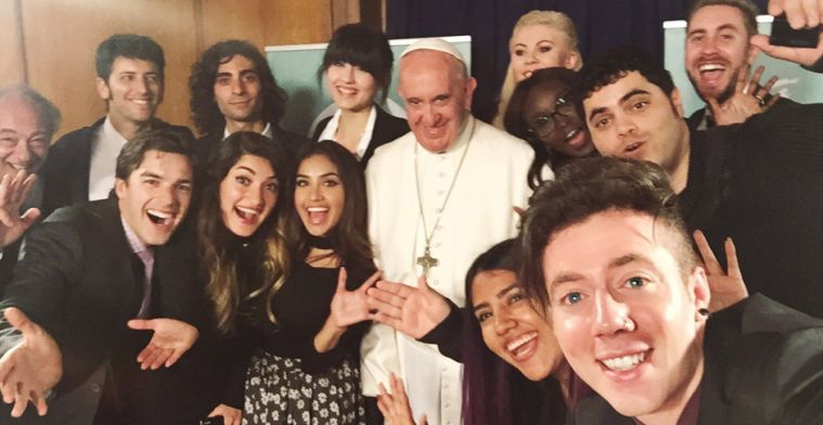 Paus praat met YouTube-sterren over wereldverbetering