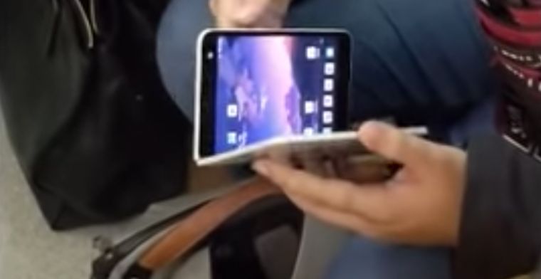 'Microsoft-telefoon met twee schermen gespot in de metro'