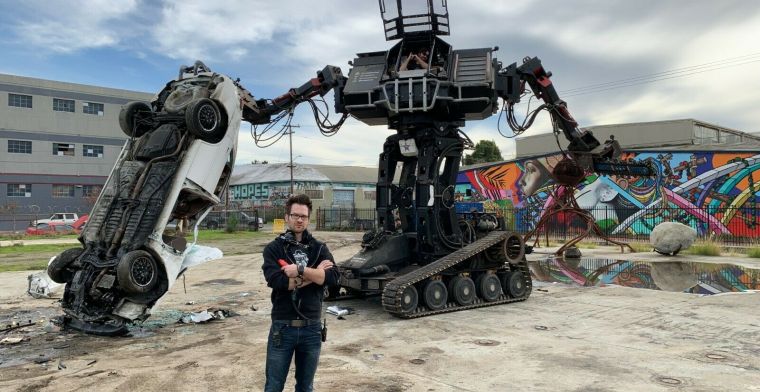 Failliet bedrijf zet gigantische vechtrobot op eBay