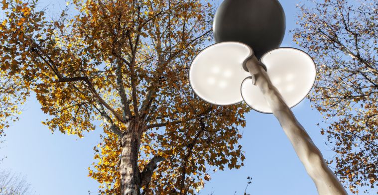 Lichtstad Parijs krijgt e-lantaarnpalen