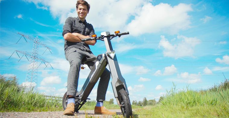 Getest: deze e-scooter vouwt zichzelf automatisch in en uit