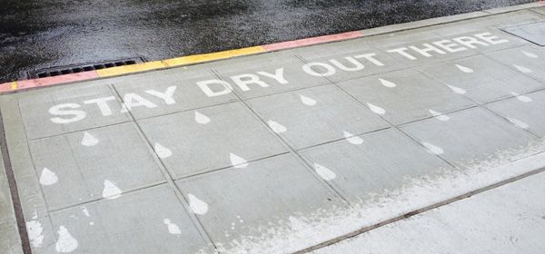 Deze streetart verschijnt alleen als het regent