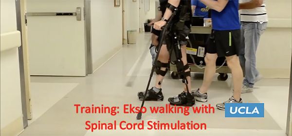 Video: Verlamde man loopt met exoskelet en elektrische schokken