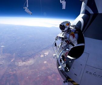 Skydiver springt vanaf 21 km hoogte