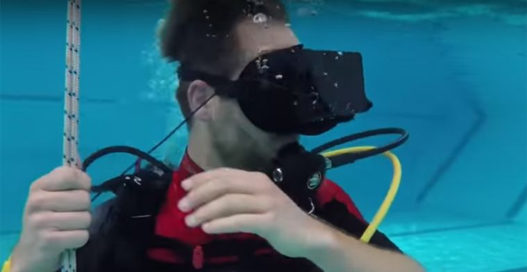 Video: tussen de virtuele haaien in het zwembad