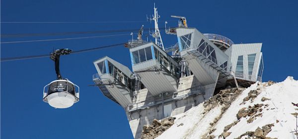 Nu open: ronddraaiende glazen 'lift' naar de top van Europa