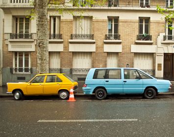 Bizar verbouwde auto's in Franse film