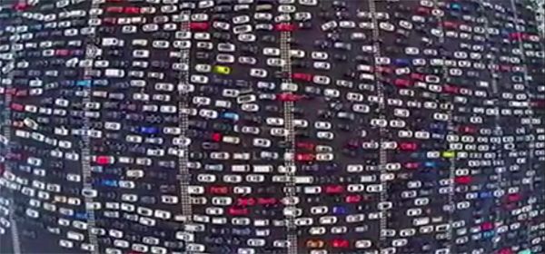 Video: drone filmt grootste file ooit op Chinese snelweg met 50 banen