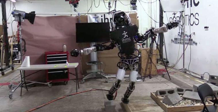 Video: Atlas-robot balanceert op een smalle plank