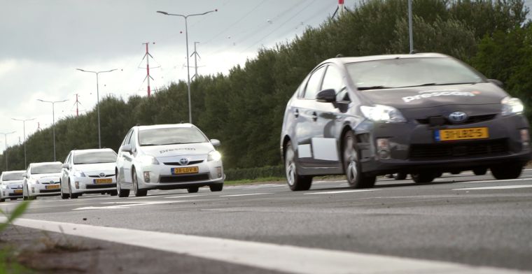 Eerste Nederlandse test met slimme auto's en verkeerslichten