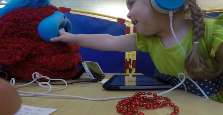 Deze schattige robot leert kleuters Spaans