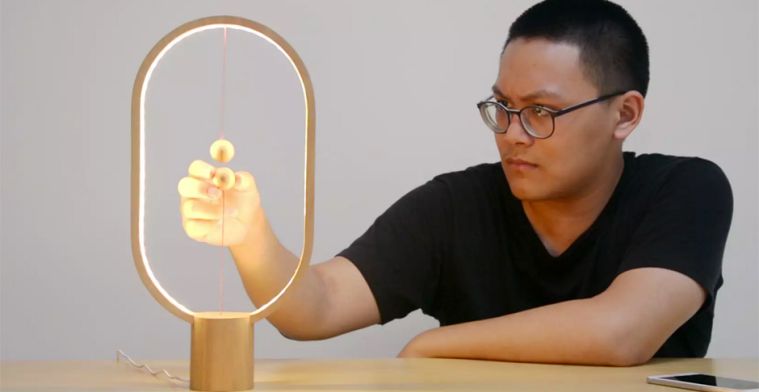Houten designlamp met Nederlands tintje gaat hard op Kickstarter